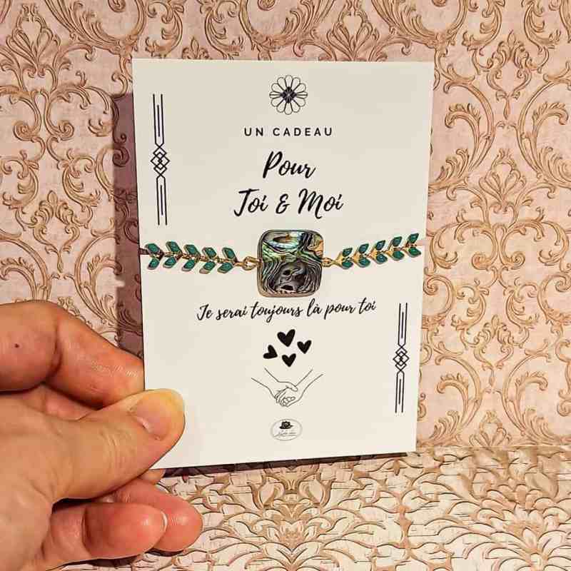 Bracelets duo nacre faits main, carrés nacrés montés sur chaîne épi vert de gris, vue de face.