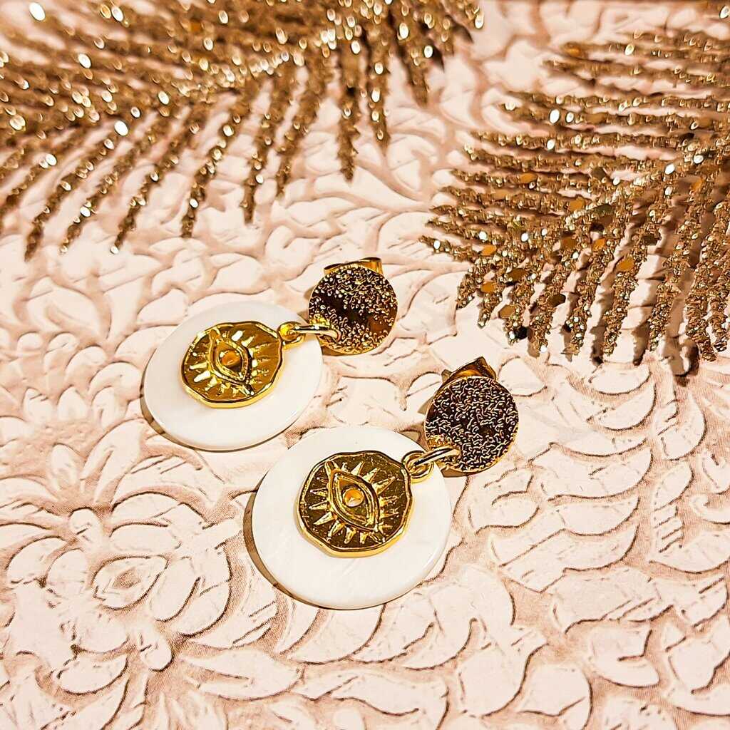 Boucles oeil nacre mettant en valeur la brillance de la nacre et les détails dorés