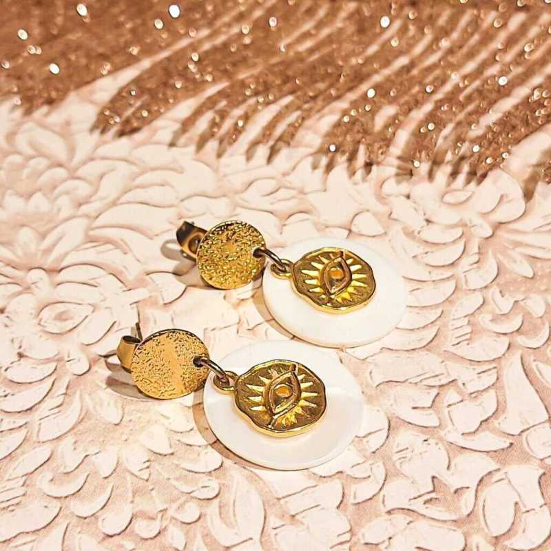 Boucle sporte bonheur chic nature avec nacre et pendentif oeil doré