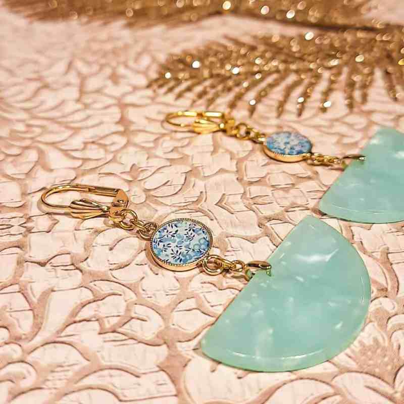 Boucles fleurs bleues demi lune turquoise fleurs resine lydee deco photo zoomée