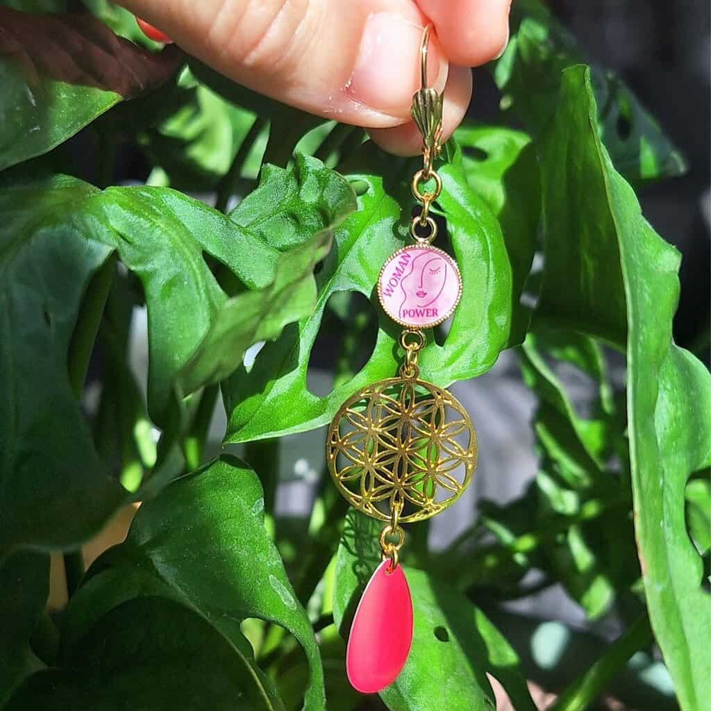 Boucles ruban rose femme octobre rose resine doré lydee deco photo zoomee au soleil