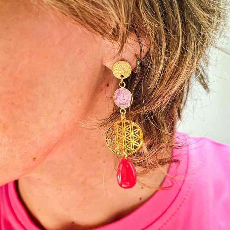 Boucles ruban rose femme octobre rose resine doré lydee deco photo portée de près