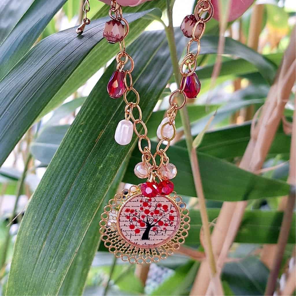 Bracelet femme avec motif arbre de vie, perles en verre et breloques