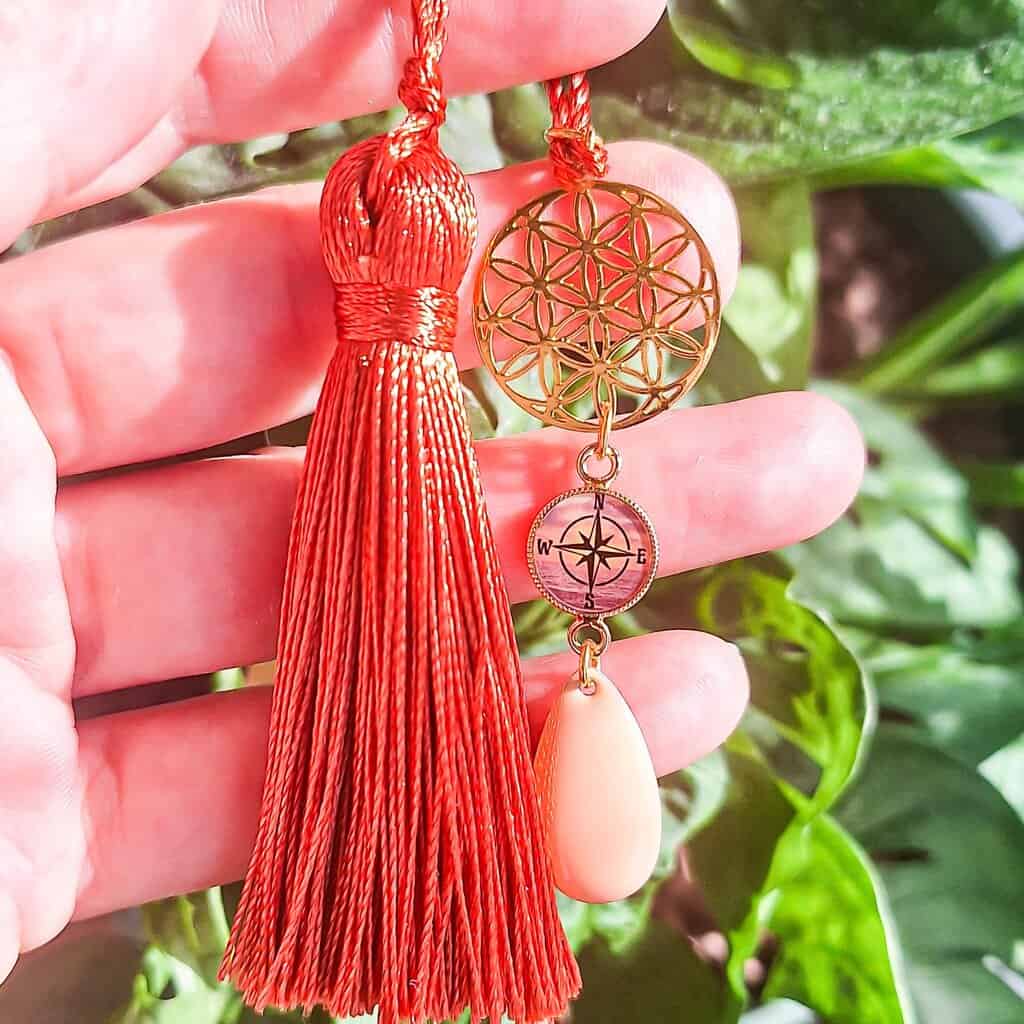 Marque-page boussole bohème en laiton doré 24K avec pompon textile, accessoire fait main pour passionnés de lecture et fans de Laurie Heyme