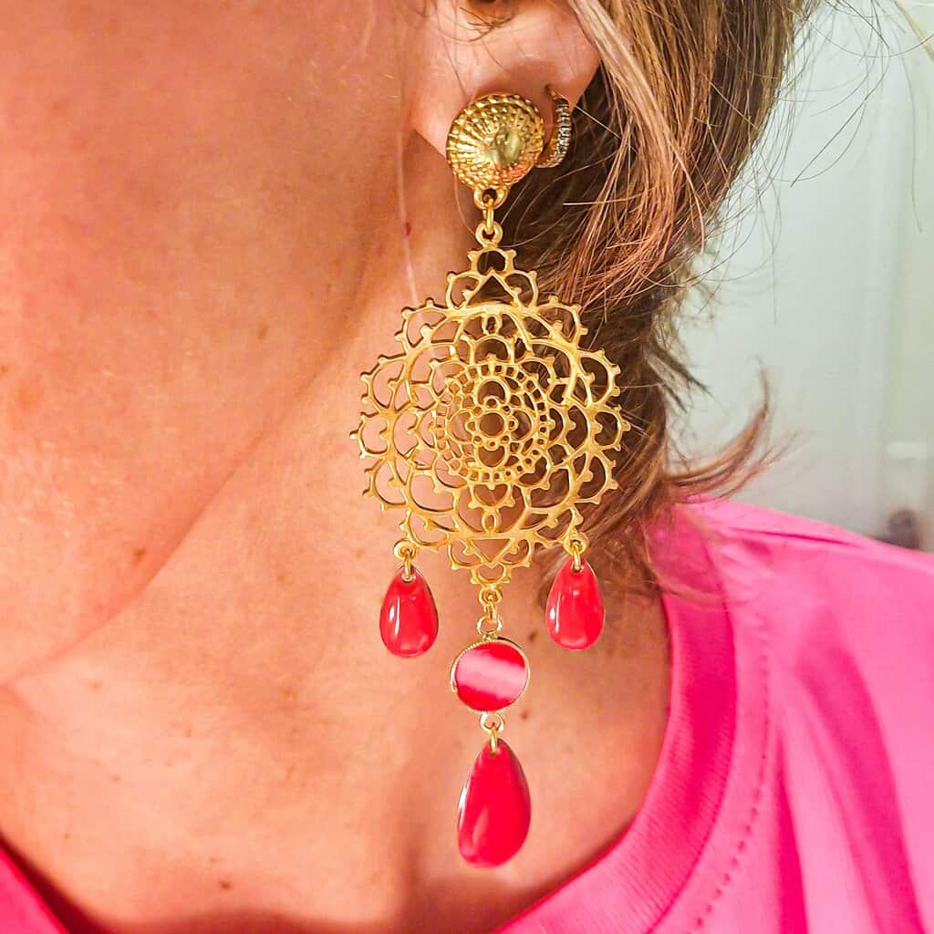 Boucles arabesques dorées octobre rose resine sequins lydee deco modèle porté