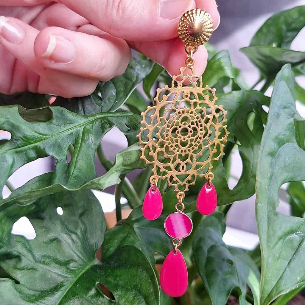 Boucles arabesques dorées octobre rose resine sequins lydee deco zoom sur les couleurs