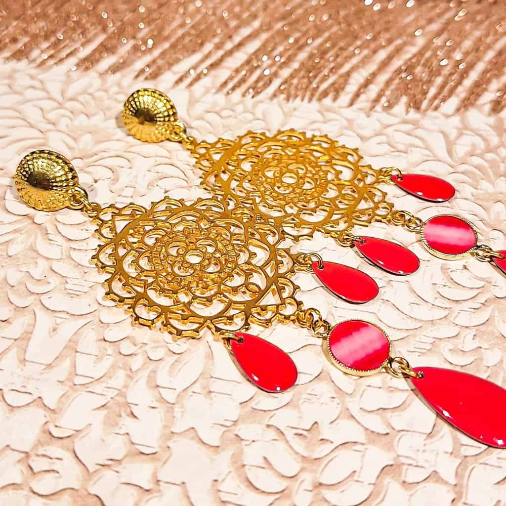 Boucles arabesques dorées octobre rose resine sequins lydee deco zoom sur le modèle à plat