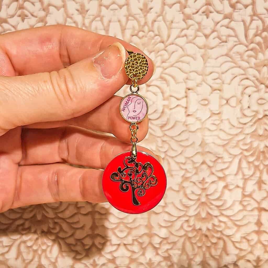 Boucles pendentif Arbre de Vie, motif résine avec inscription message woman power, fait-main en France.