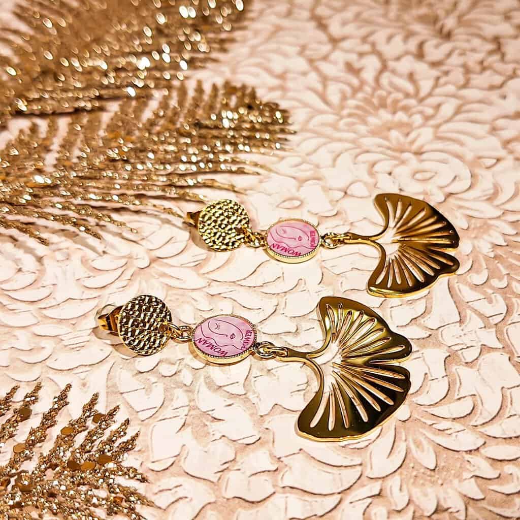 Boucles feuille ginkgo doré octobre rose resine lydee deco photo à plat