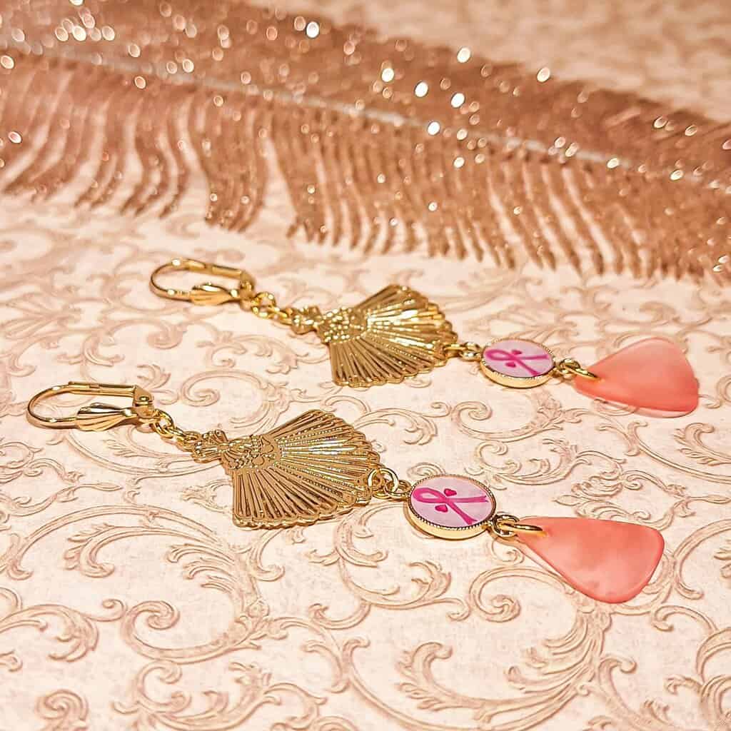 Boucles d’oreilles Octobre Rose avec pendentif éventail art déco en laiton doré or 24K, élégantes et légères.