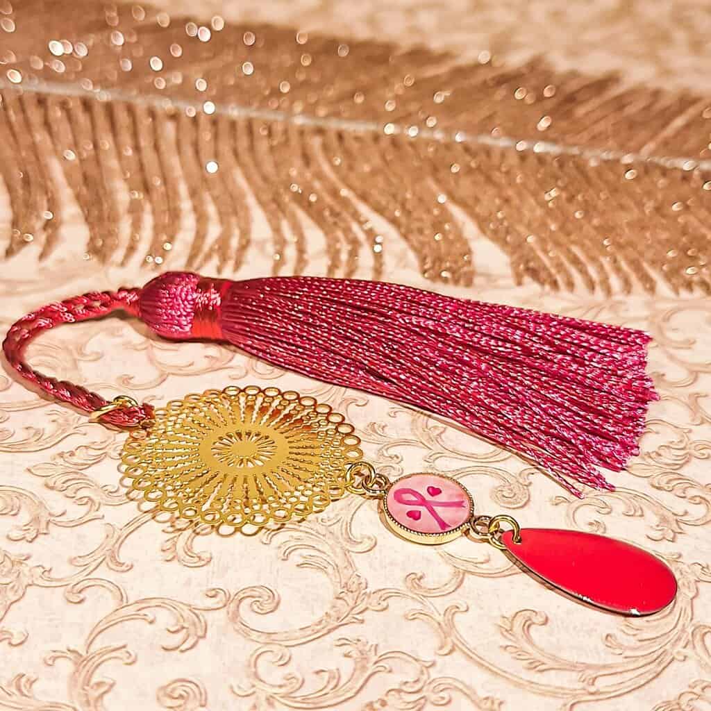 Marque-pages Bohème Rose avec médaillon rond doré or 24K et pompon textile rose, style bohème chic.