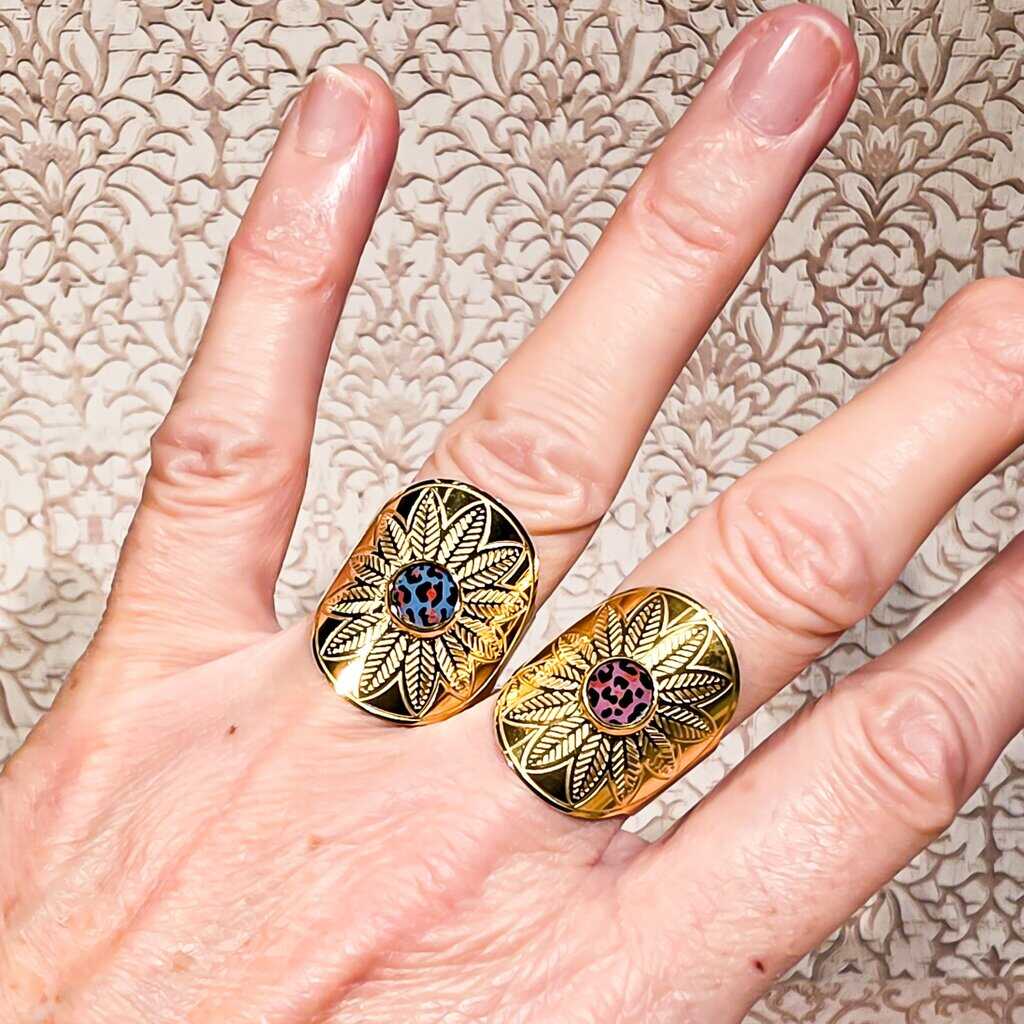 Bague large réglable en acier inoxydable avec cabochon rose motif léopard sous résine, taille 52 à 58, bijou fait main photo portée bleu et rose