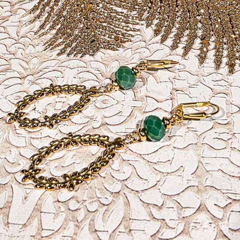 Boucles d’oreilles dorées en forme de couronne de laurier avec perles colorées, bijou fait main au style bohème chic et élégant, parfait pour illuminer le visage.