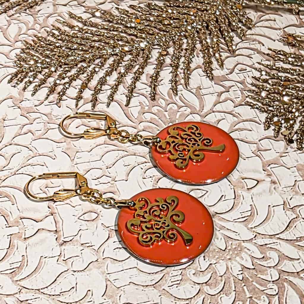 Boucles arbre de vie boheme chic doré corail photo à plat