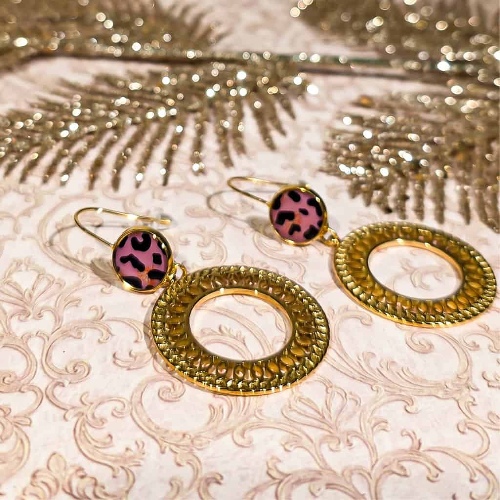 Boucles créoles léopard zoom sur le motif rose sous résine fat main