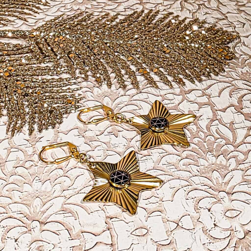 Boucles d’oreilles art déco en résine colorée et pendentif doré élégant, création fait-main