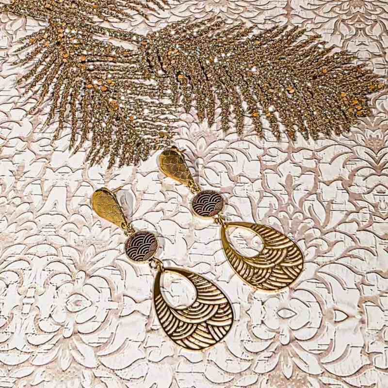 Boucles d’oreilles gouttes japonaises avec motifs de vagues sous résine, finition acier inoxydable doré, style zen et élégant