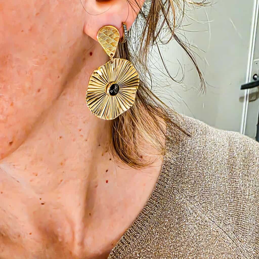 Paire de boucles rondes à motif libellule sur papier photo résiné, puces goutte en laiton or 24k photo portée