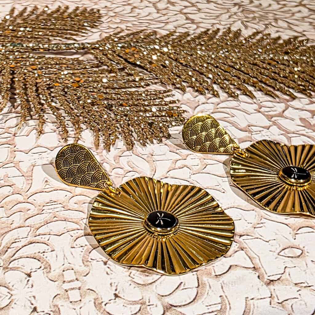 Boucles rondes boheme libellule resine lydee deco zoom sur le pendentif libellule