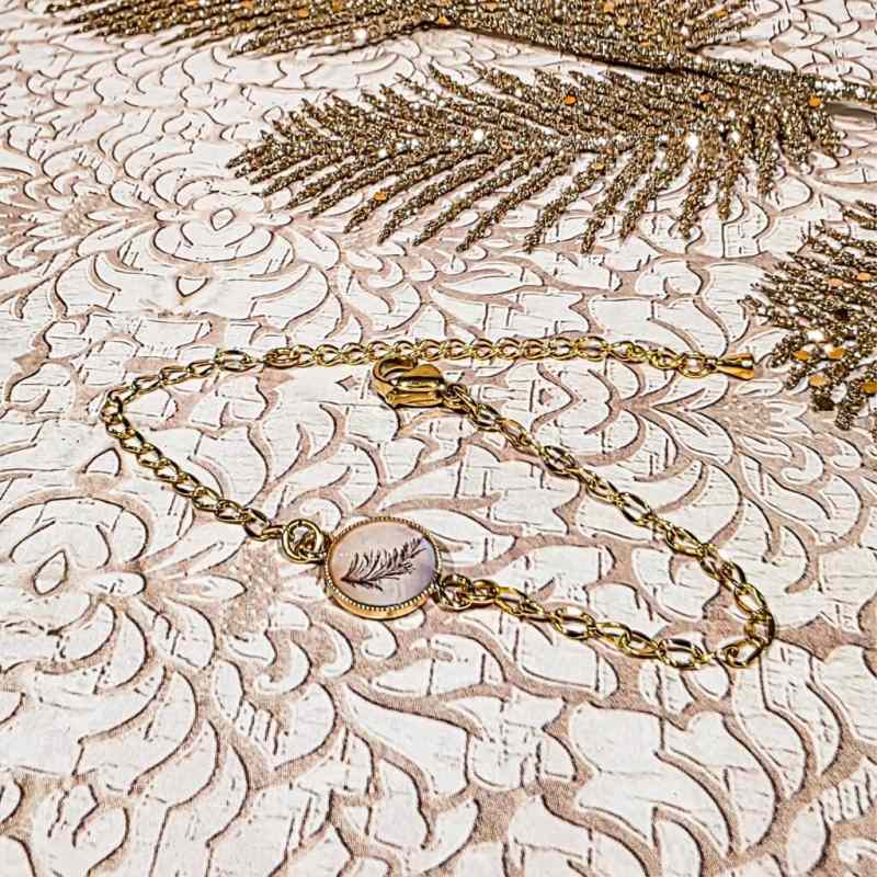 Bracelet feuille fougère doré ajustable avec motif naturel sous résine brillante
