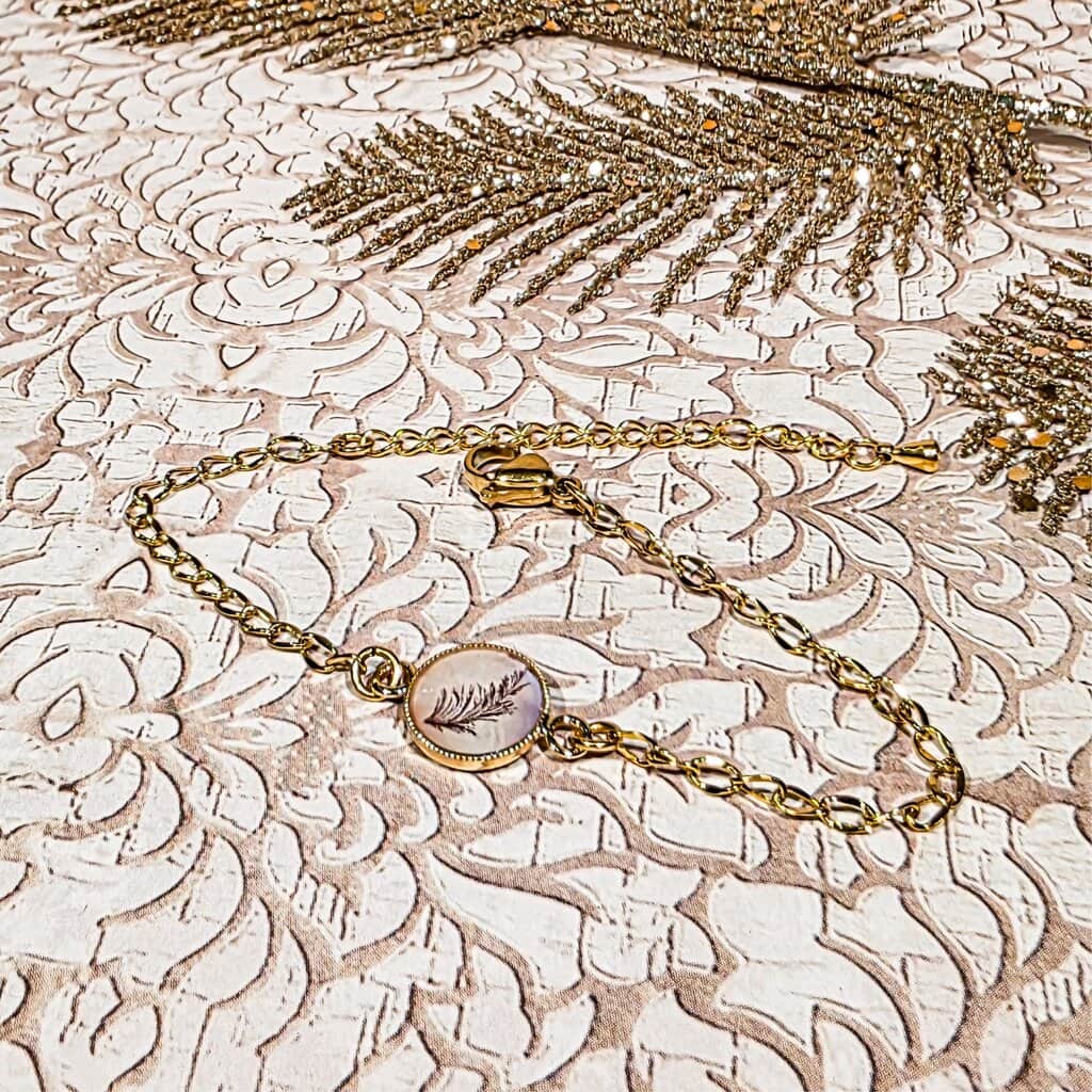 Bracelet feuille fougère doré ajustable avec motif naturel sous résine brillante