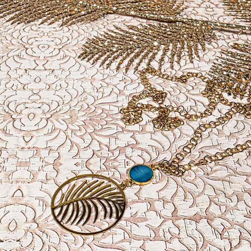 Collier feuille dorée fait main en acier inoxydable, pendentif délicat symbolisant la nature et le renouveau
