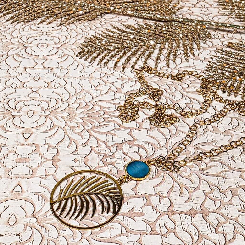 Collier feuille dorée fait main en acier inoxydable, pendentif délicat symbolisant la nature et le renouveau