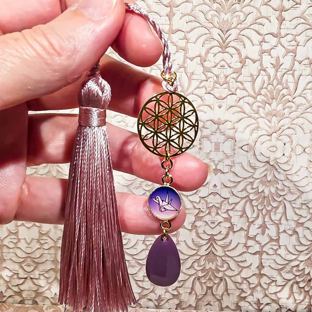 Marque-pages fait-main représentant une grue en origami, symbole de transmission et d’espérance.