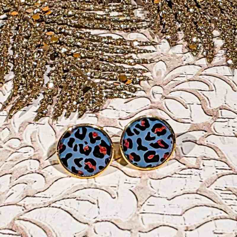 Puces d’oreilles léopard bleu canard en acier inoxydable hypoallergénique avec finition résine brillante