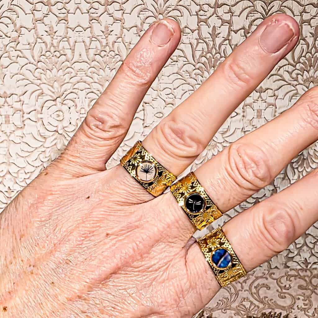 Bague réglable large en acier inoxydable au style ethnique avec cabochon sous résine fait main