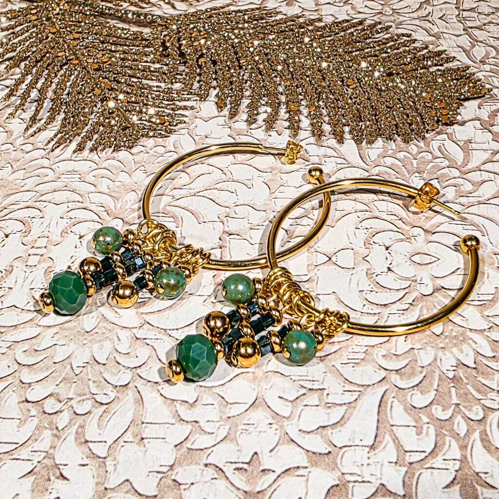 Boucles d’oreilles créoles bohèmes avec perles facettées vertes