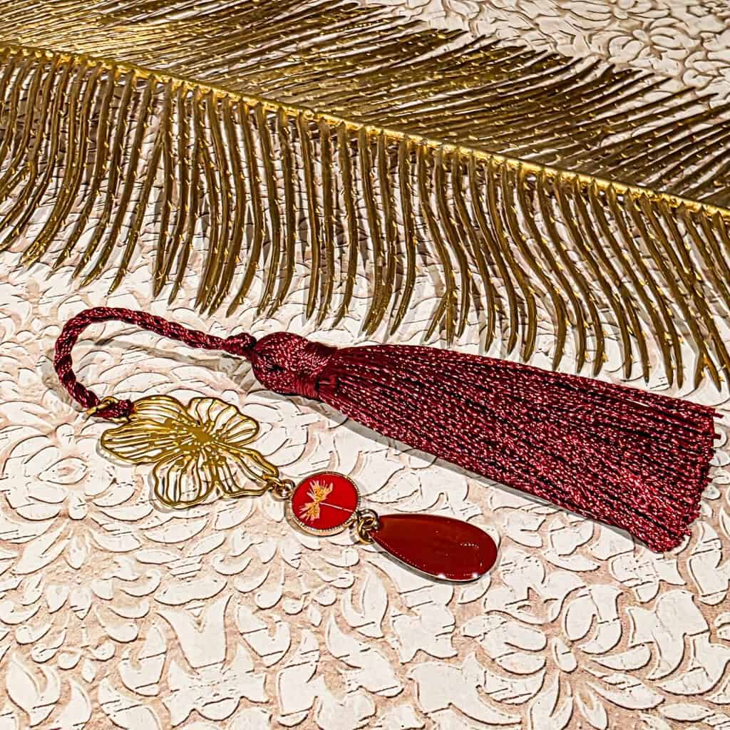 Marque pages pompon rouge dandelion livre resine sequin pompon lydee deco