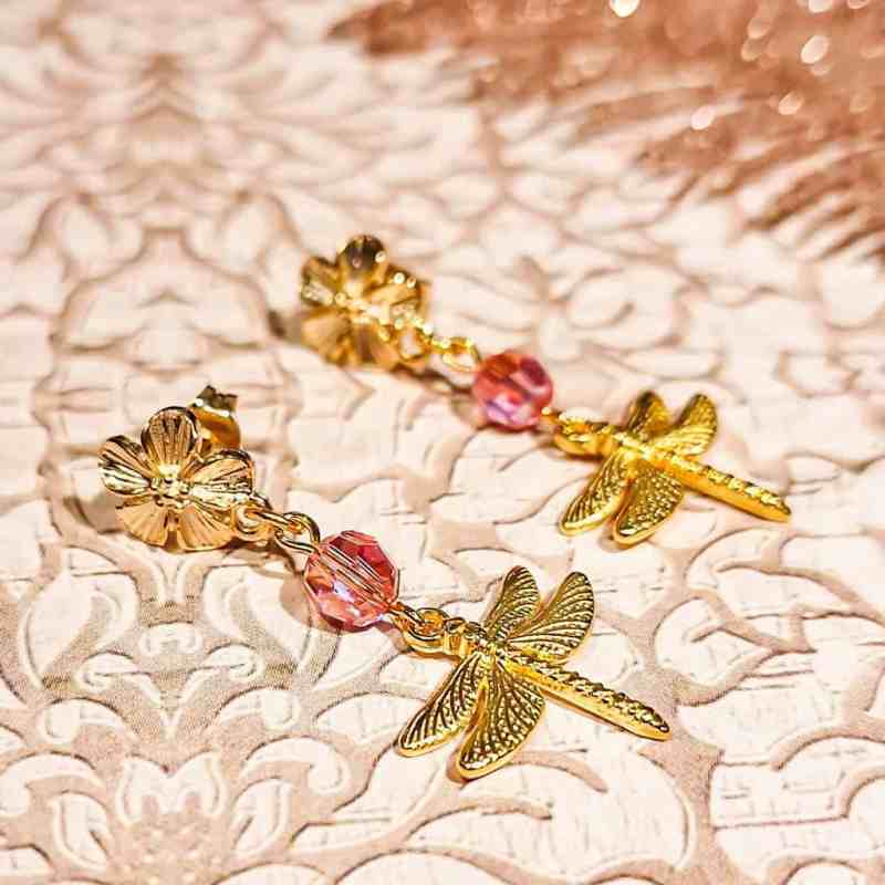 Boucles d'oreilles libellules dorées avec perles Swarovski rose sur fond clair, bijou fait-main France