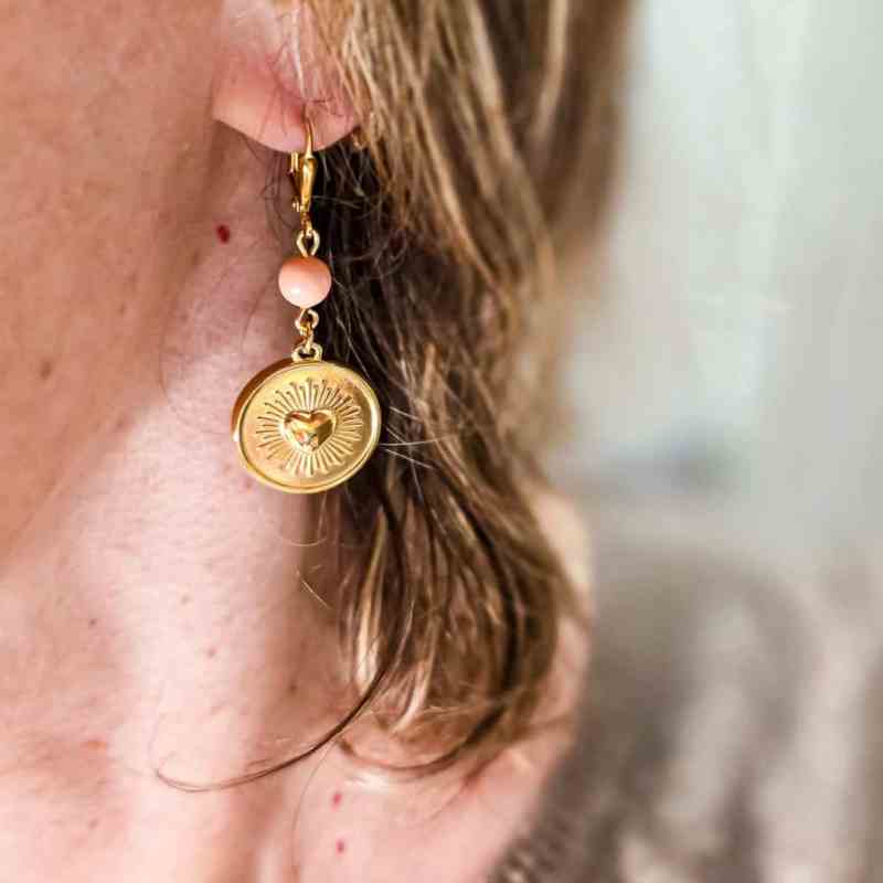 Boucles d'oreilles Love pendentif cœur doré perle Swarovski portées