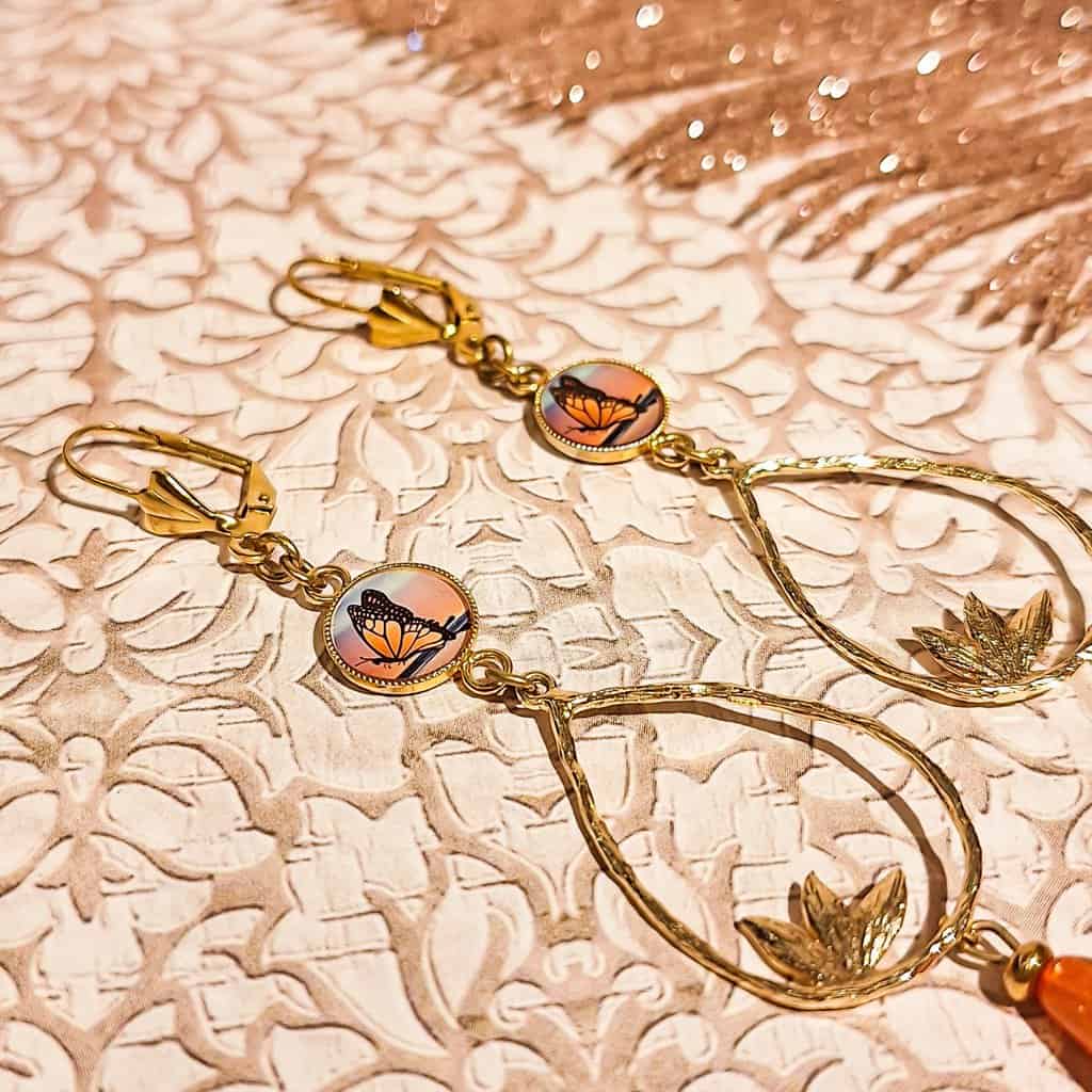 Boucles Papillon Perles sur fond d’aurore boréale – bijou fait-main Lydée Déco