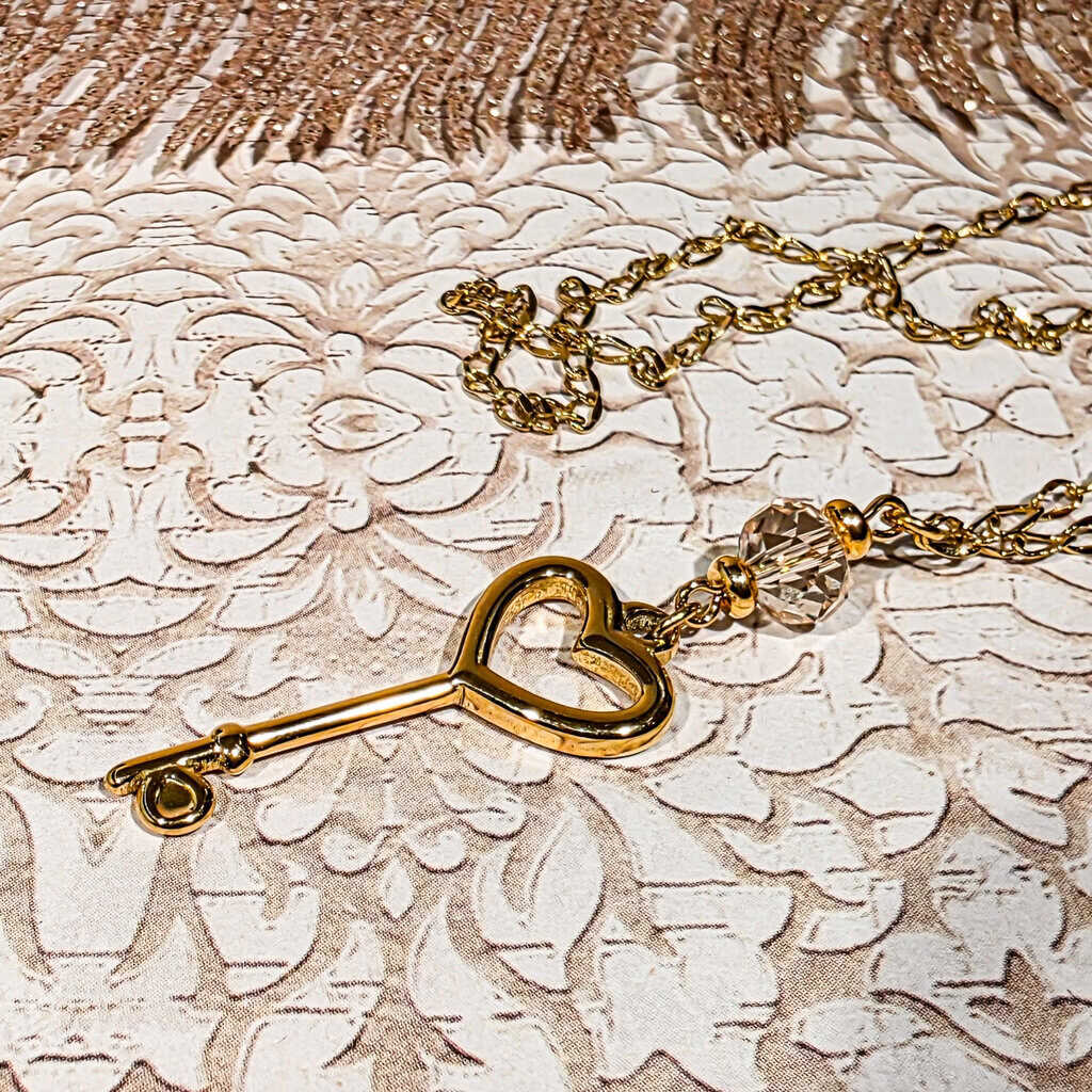 Collier clé coeur perles facettes acier inoxydable lydee deco (2) Collier Clé Cœur porté – bijou fait-main raffiné - couleur de la perle au choix