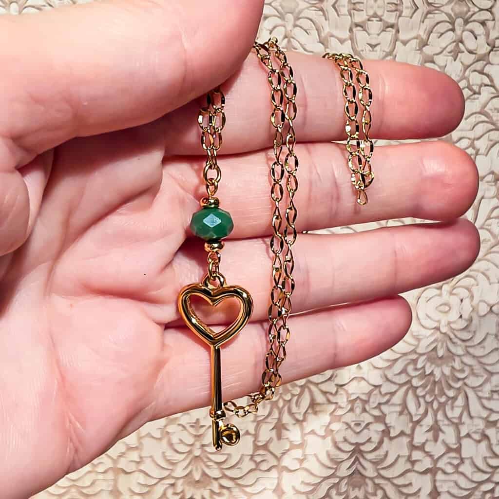 Collier Clé Cœur en acier inoxydable avec perles irisées – bijou fait-main élégant