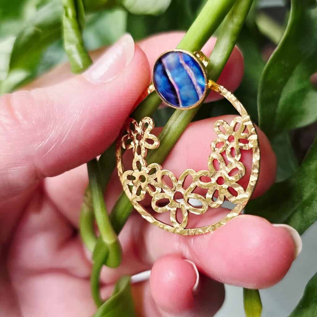 créoles fleurs nacre – boucles d’oreilles dorées fait-main avec motif nacré élégant