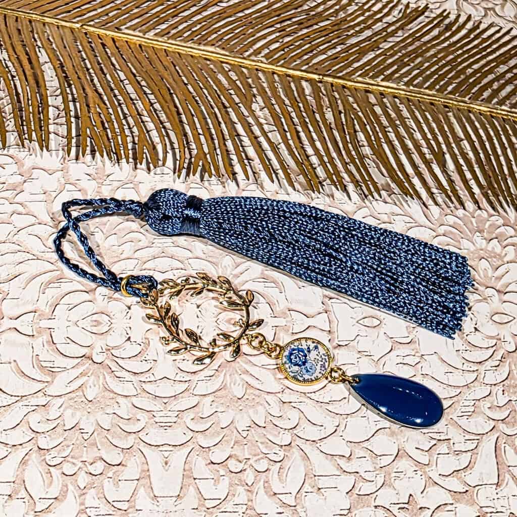 Marque-pages bleu livre lecture histoire laurier sequin pompon resine lydee deco (2) Marque-pages bleu livre lecture histoire laurier sequin pompon resine lydee deco fait main bijou livre histoire roman