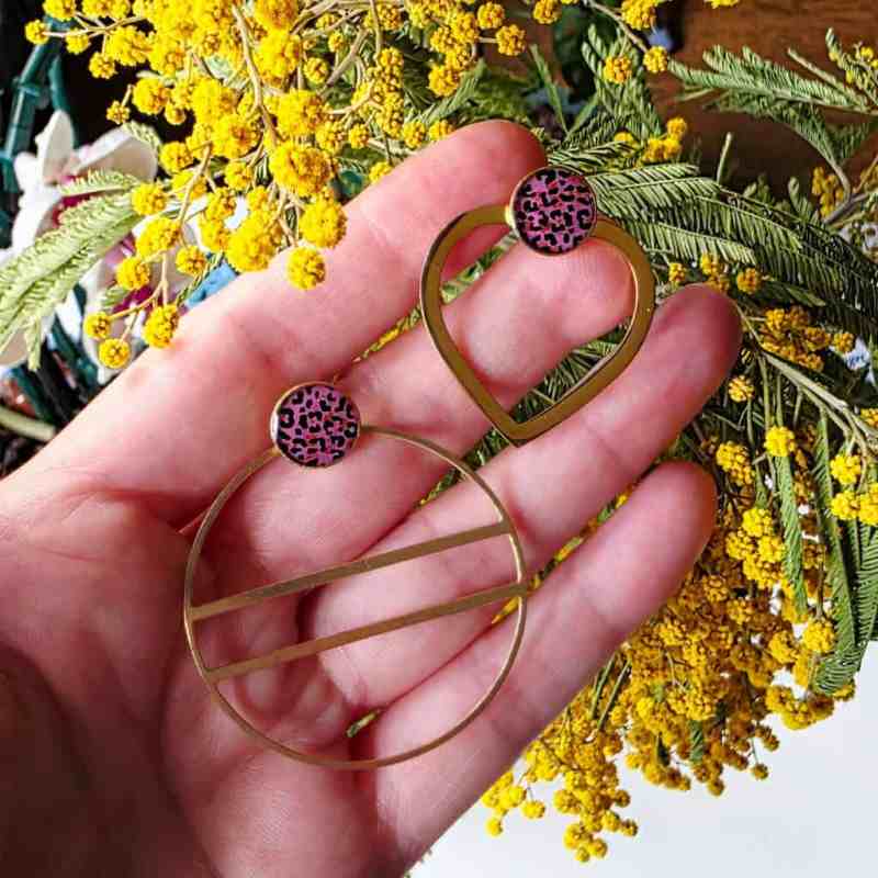 Boucles interchangeables léopard tenues dans la main – aperçu du rendu et de la taille réelle