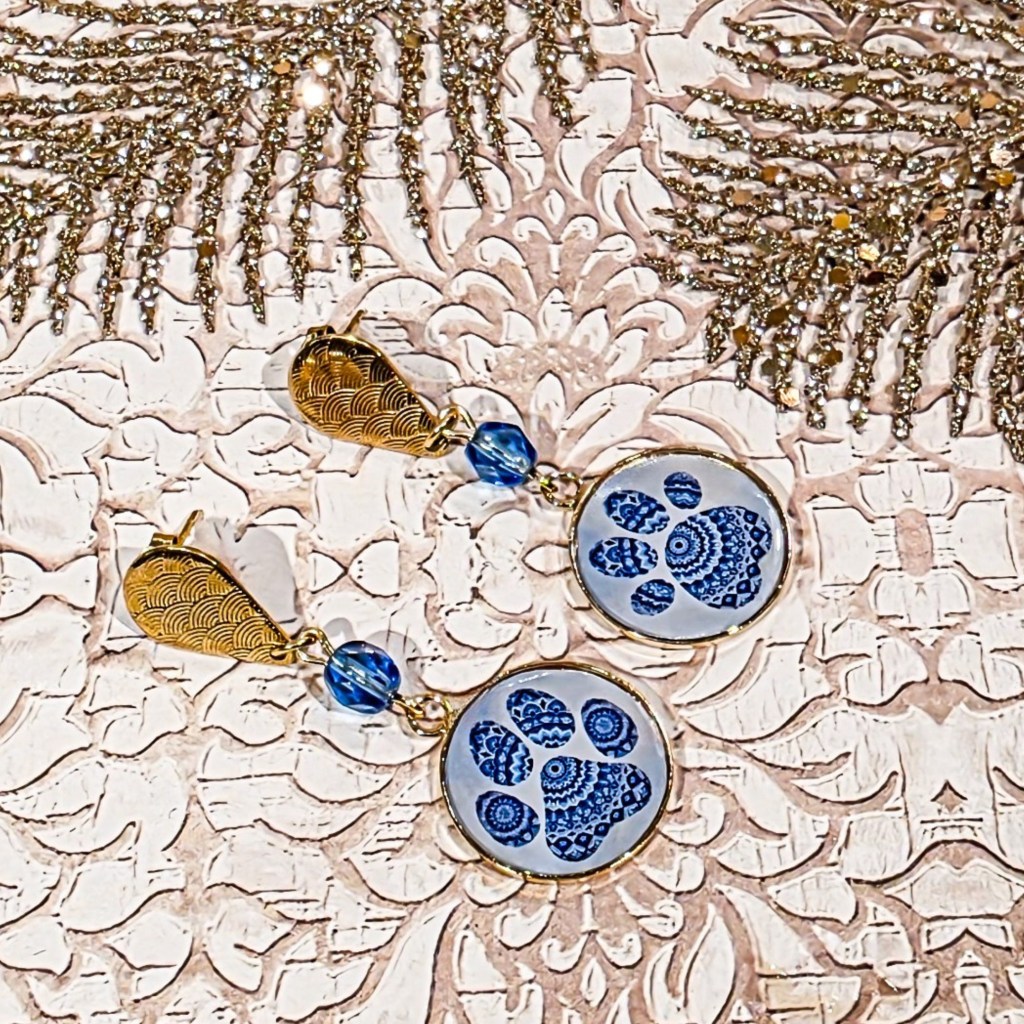 Boucles d’oreilles personnalisées chat et chien en bleu et doré, motif pattes et têtes, fait-main