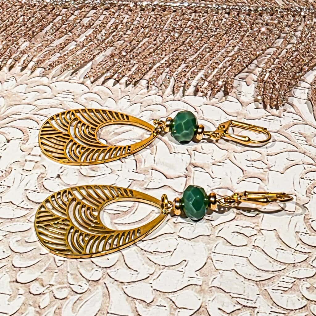 Boucles vague japonaise seigaiha perles facettes acier inoxydable lydee deco (2) Boucles d’oreilles vagues japonaises – Bijou fait-main avec pendentif goutte ajouré et perles vertes, esprit zen et style poétique