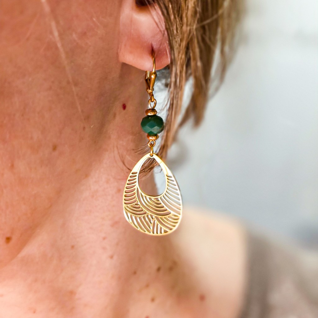 Bijoux Art Déco et japonais – Boucles d’oreilles graphiques aux lignes épurées, motif délicat et finition dorée, parfaites pour un style intemporel et responsable. Photo portée par une femme