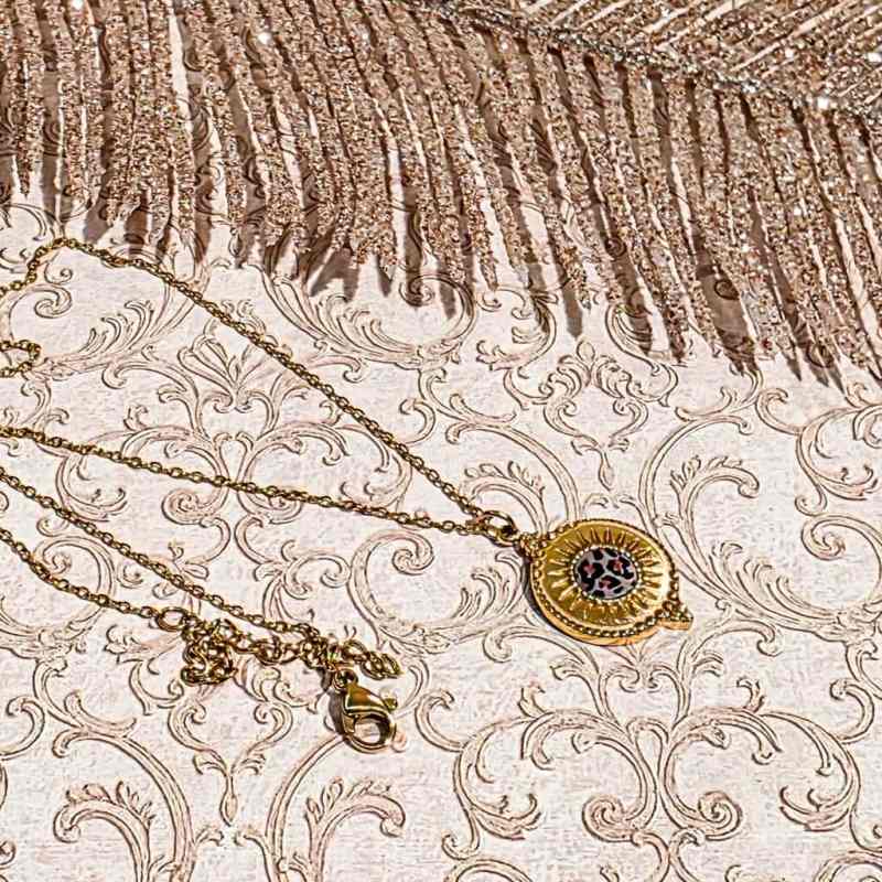 Chaîne réglable en acier inoxydable hypoallergénique, idéale pour ce collier léopard fait-main, léger et confortable au quotidien