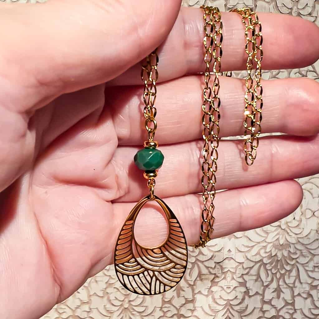 Collier Seigaiha avec perle irisée verte, bijou japonisant et intemporel, fait-main en France pour un style épuré et poétique