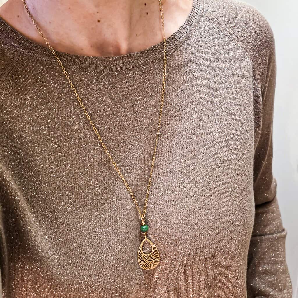 Femme portant un collier Seigaiha avec perle irisée, bijou japonisant en acier inoxydable, fait-main en France, symbole d’harmonie et d’élégance