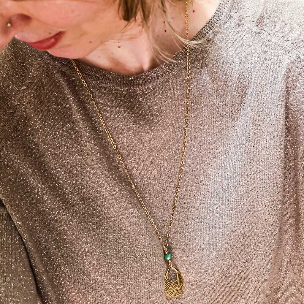 Collier vagues japonaises perles boheme chic lydee deco (6) Femme portant un collier Seigaiha avec perle irisée, bijou japonisant en acier inoxydable, fait-main en France, symbole d’harmonie et d’élégance