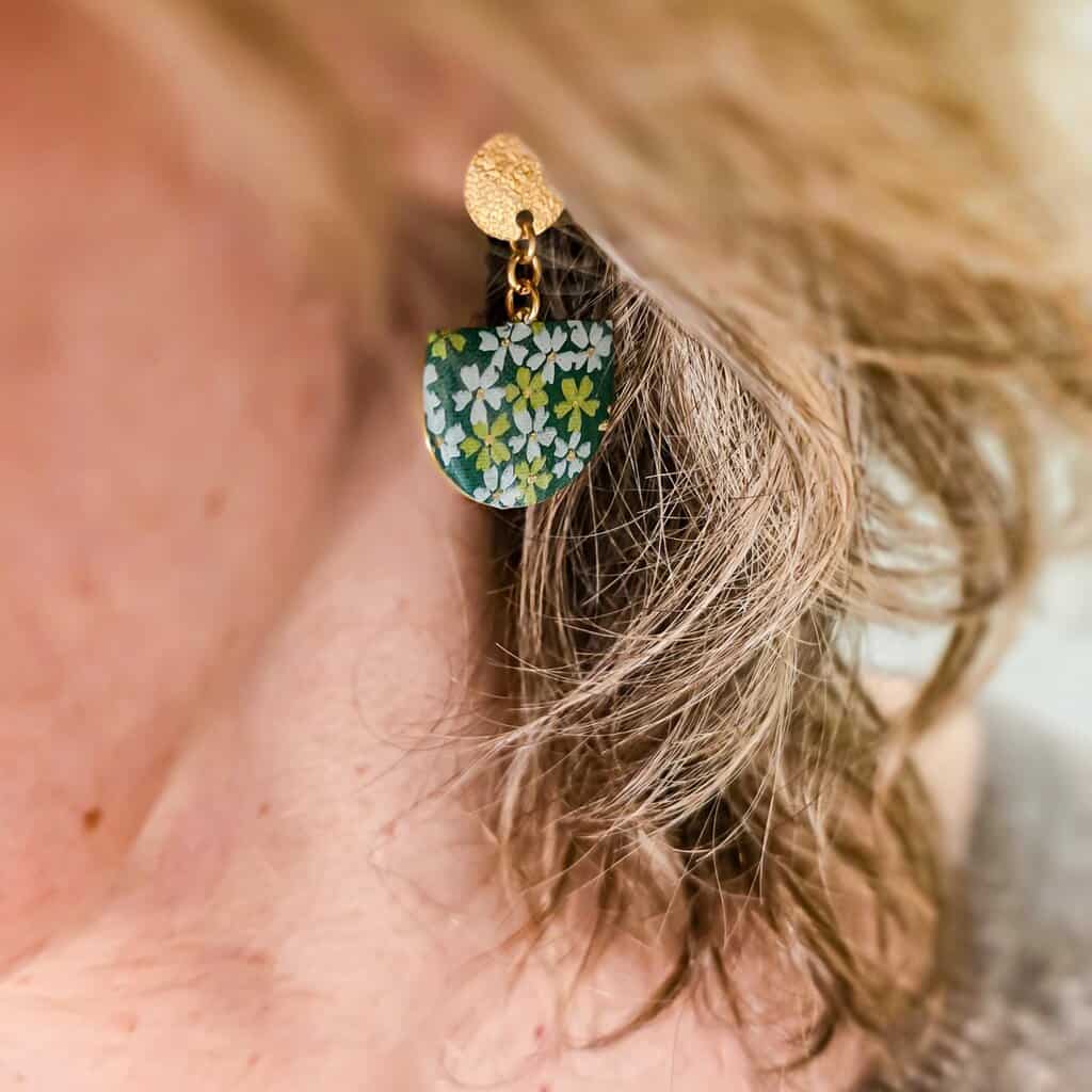 Bijoux fleurs en papier japonais et résine, boucles d’oreilles printemps légères et élégantes, accessoire floral fait-main pour un look poétique et naturel