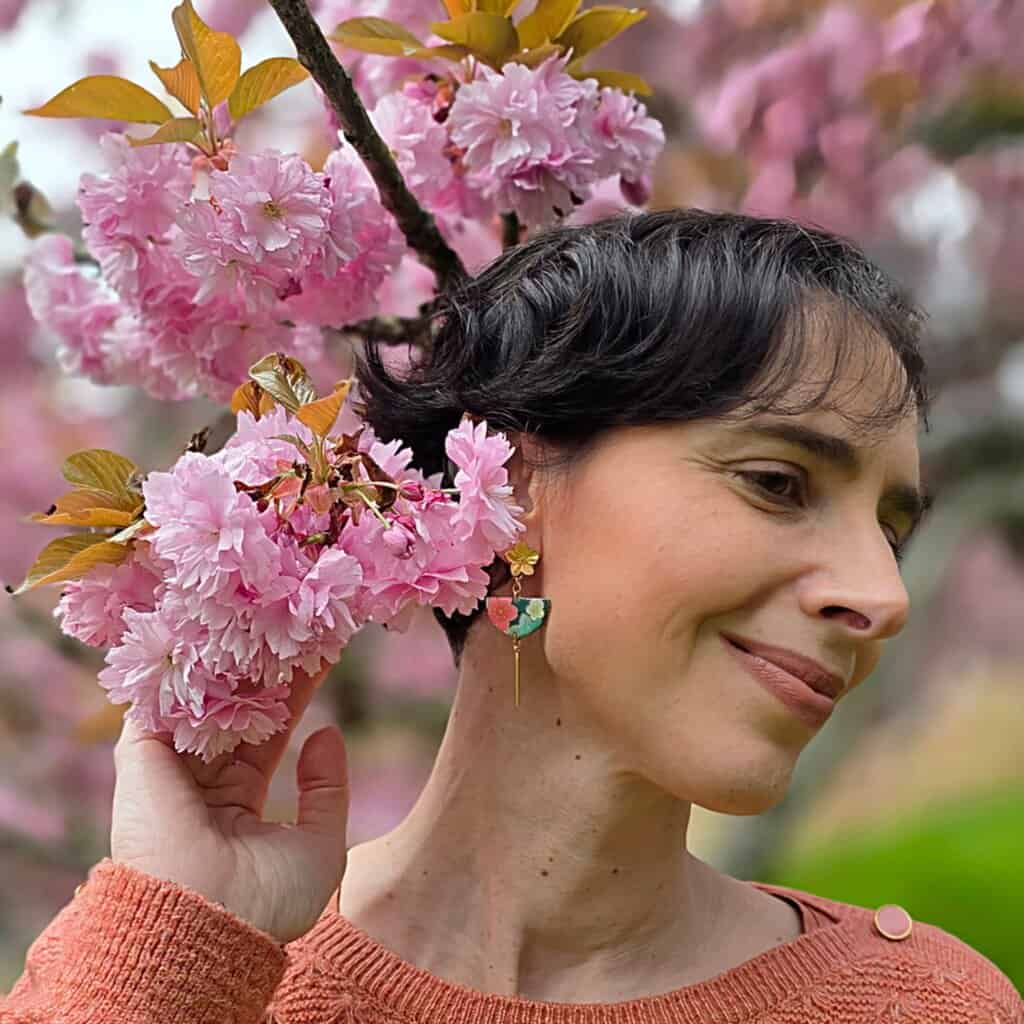 Bijoux fleurs inspirés de la poésie japonaise – Pendentif demi-lune en papier japonais et résine, motifs délicats et style épuré, boucles portées au milieu des cerisiers