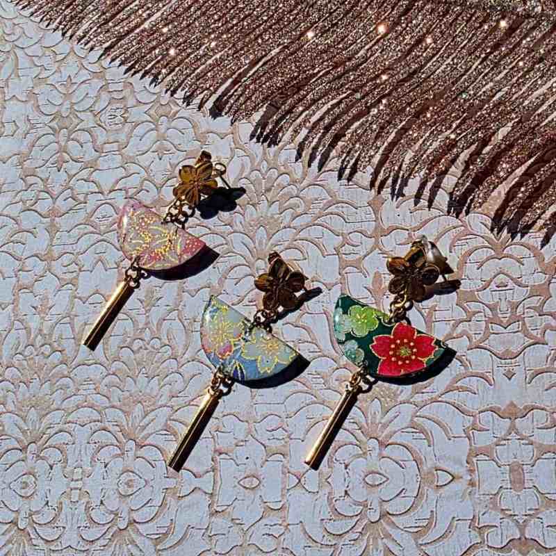 Boucles fleurs japonaises en papier japonais fleuri et résine, pendentif demi-lune doré à l’or fin – Bijoux japonisants fait-main par Lydie